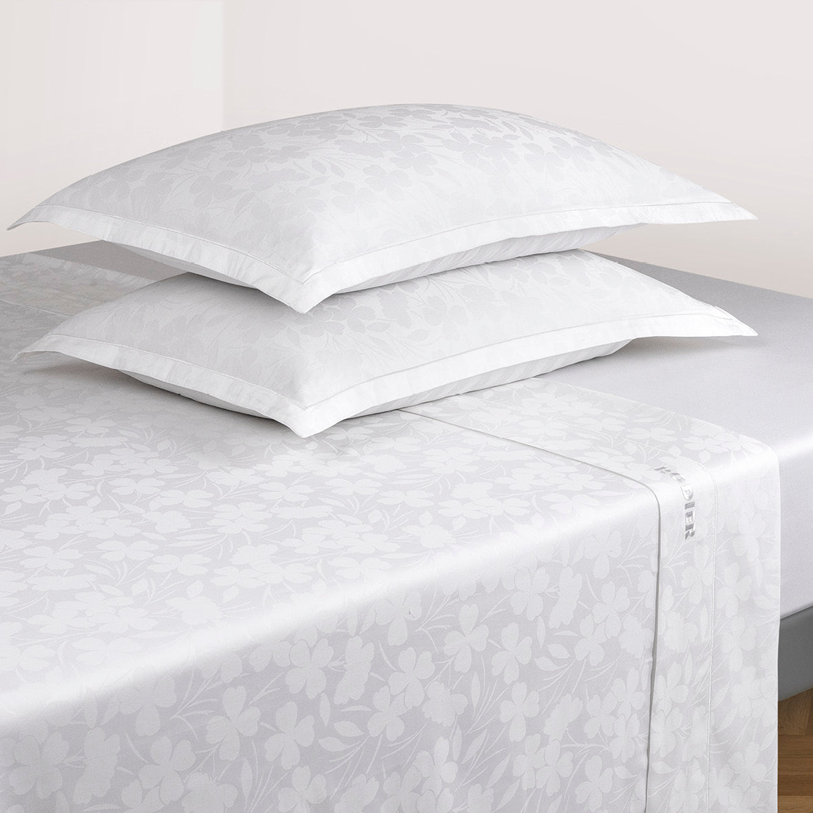 Sheet set : fitted sheet, flat sheet, pillowcase(s) in satin cotton - Jacquard woven - Petit Chênes White