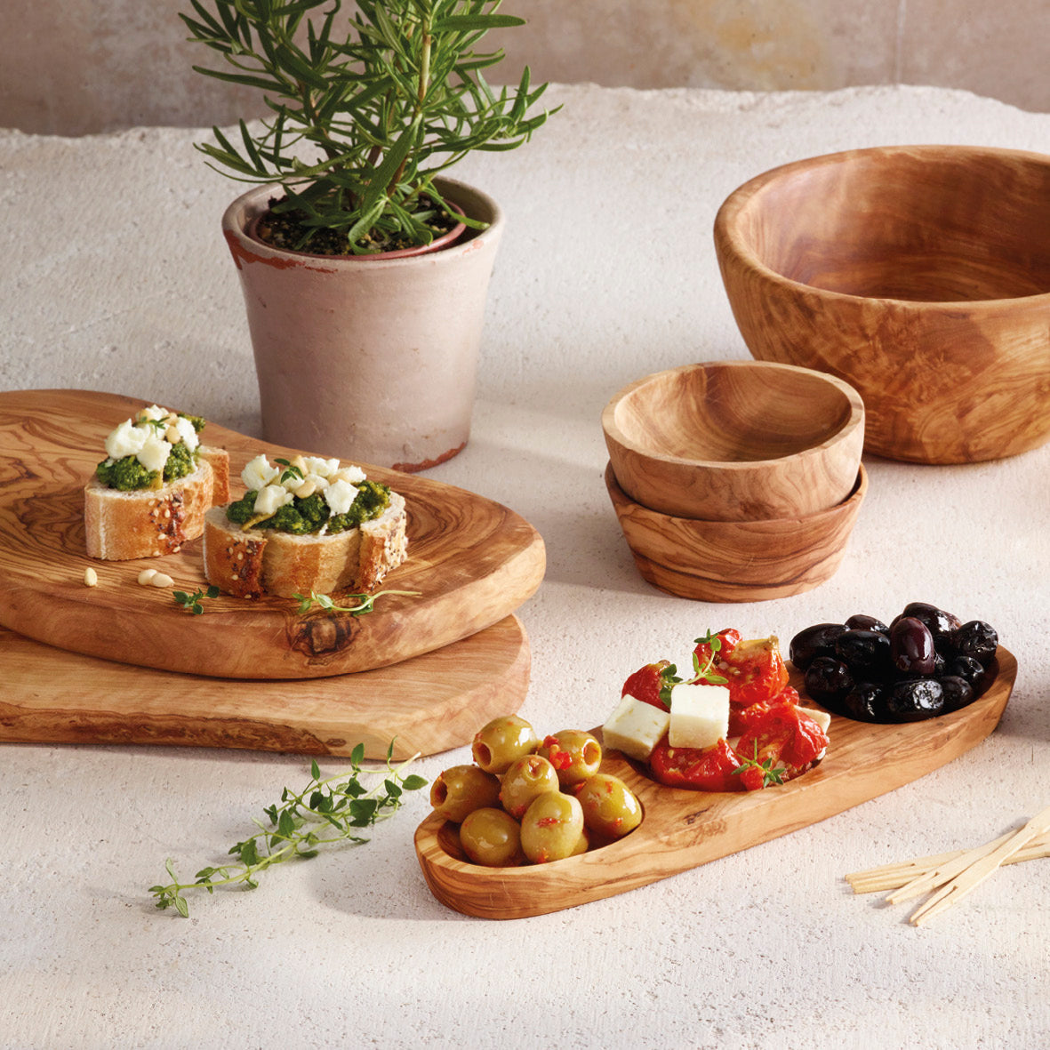 Serving tray with two handles in olive wood